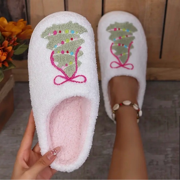 NEW PINK BOW CHRISTMAS TREE SLIPPERS Size 39/40, 7-7.5 NEW!! 🎄💞🎄 - Picture 3 of 7